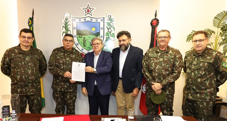 João Azevêdo assina protocolo de cooperação com o Exército para desenvolvimento do Centro de Computação Quântica