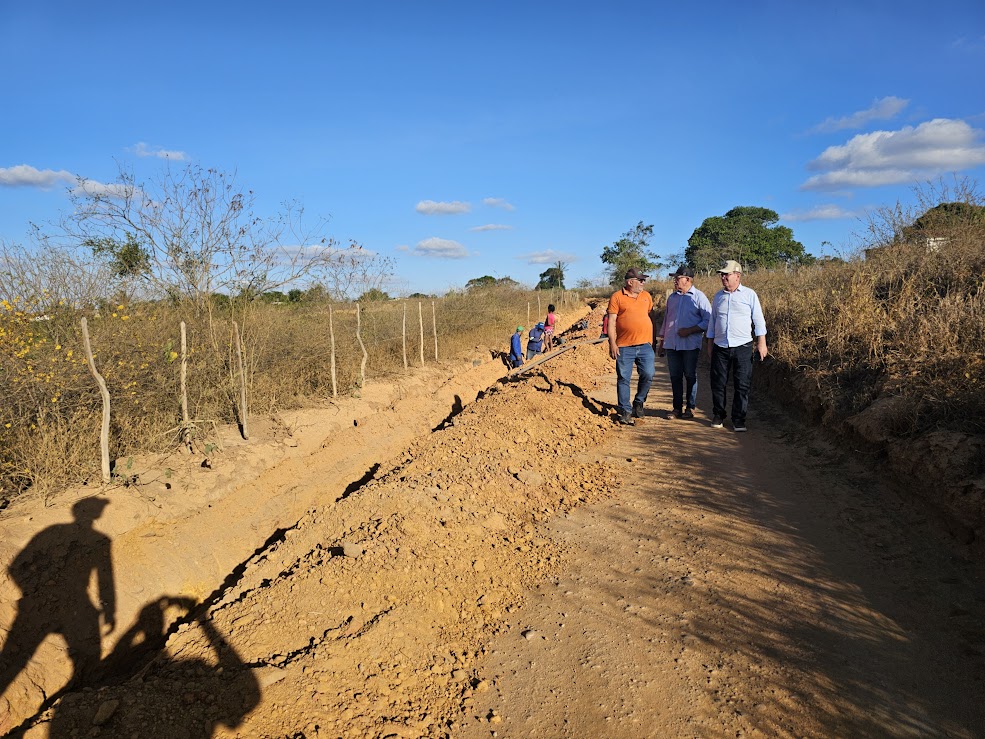 Prefeito Availdo Azevedo acompanha expansão da rede de água na comunidade do Limão