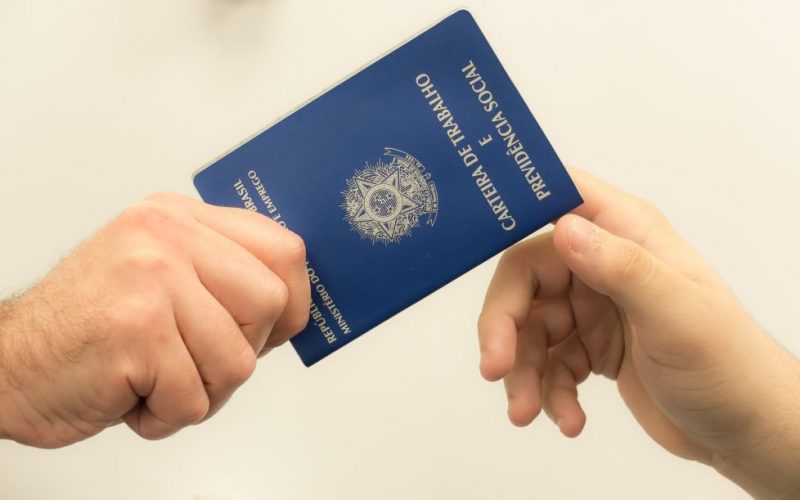 Dívida no empréstimo consignado para trabalhador CLT pode ser cobrada de uma só vez em caso de demissão; entenda!