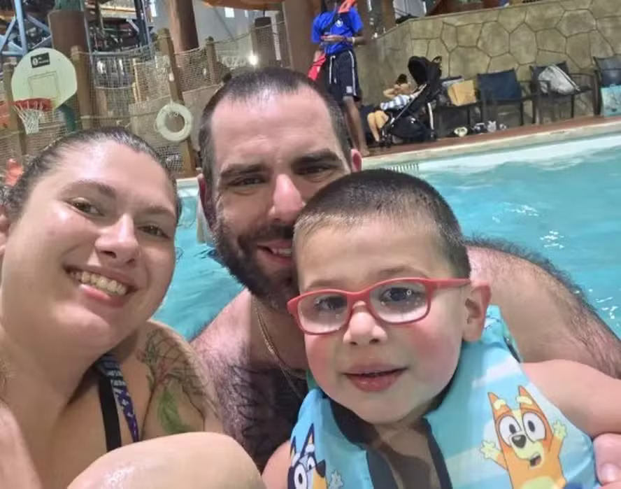 Mulher mata o marido e o filho em resort, liga para a emergência e pede 'ajuda' a policiais