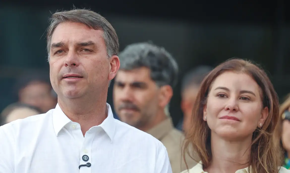Flávio comemora liberação e diz que verá o pai amanhã