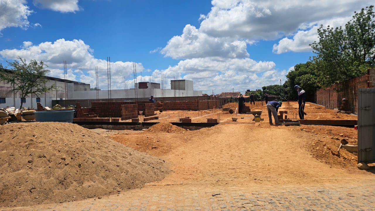 VÍDEO: Prefeitura de Araruna acelera construção de Escola Infantil com seis salas de aula