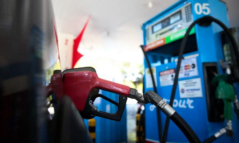 Governo Lula amplia redução de impostos federais sobre gasolina