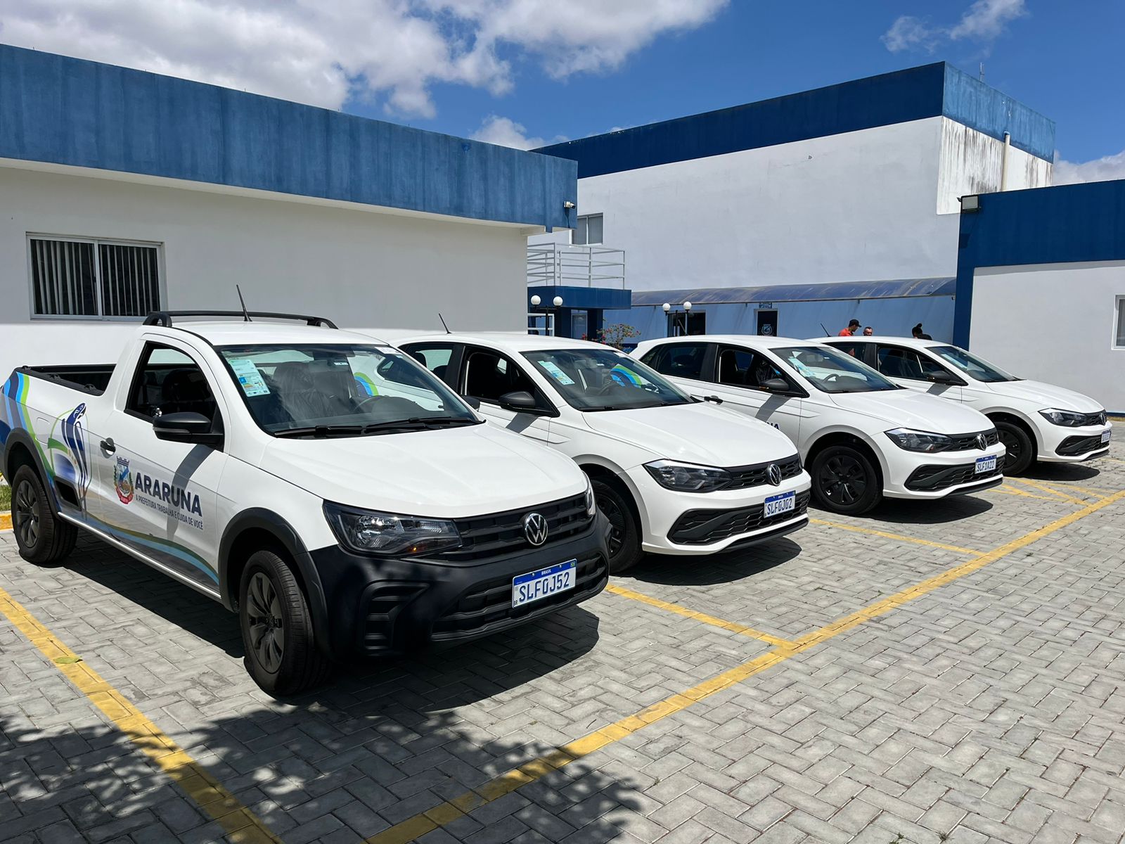 Prefeito Vital Costa faz entrega de quatro carros novos para a população de Araruna