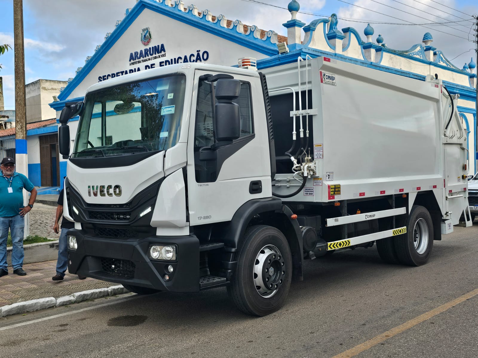 Araruna recebe Caminhão Coletor e Compactador de Lixo