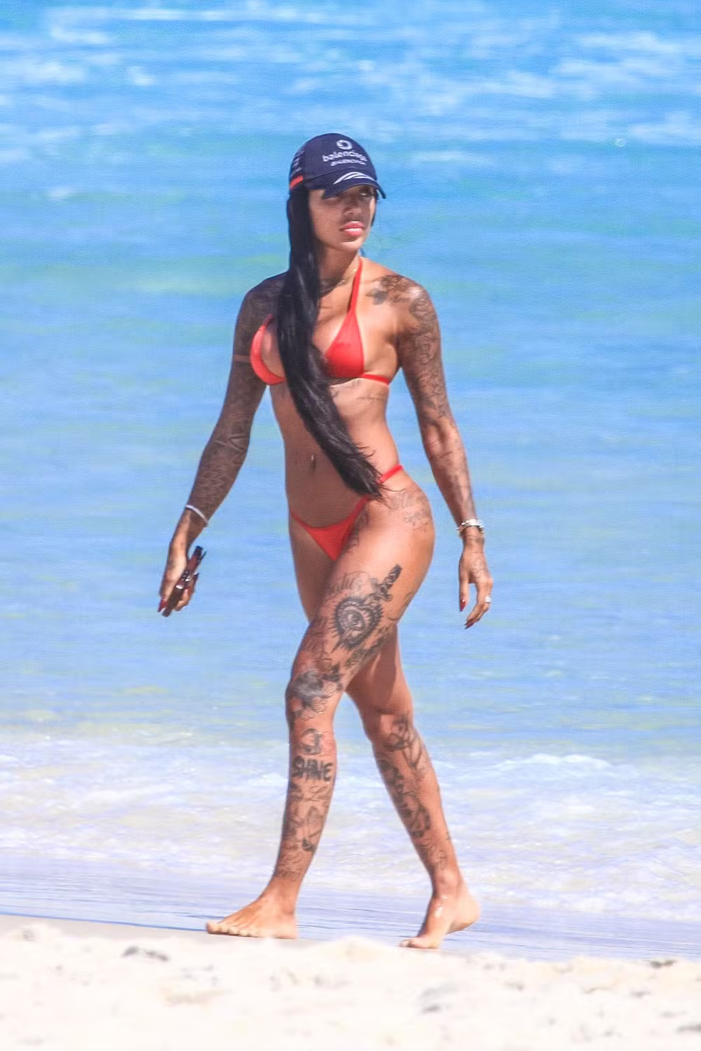 Dhiovanna Barbosa, irmã de Gabigol, escolhe biquíni de fita para dia de praia no Rio de Janeiro