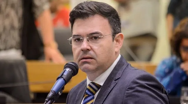 Raniery Paulino anuncia candidatura a prefeito de Guarabira contra Léa Toscano