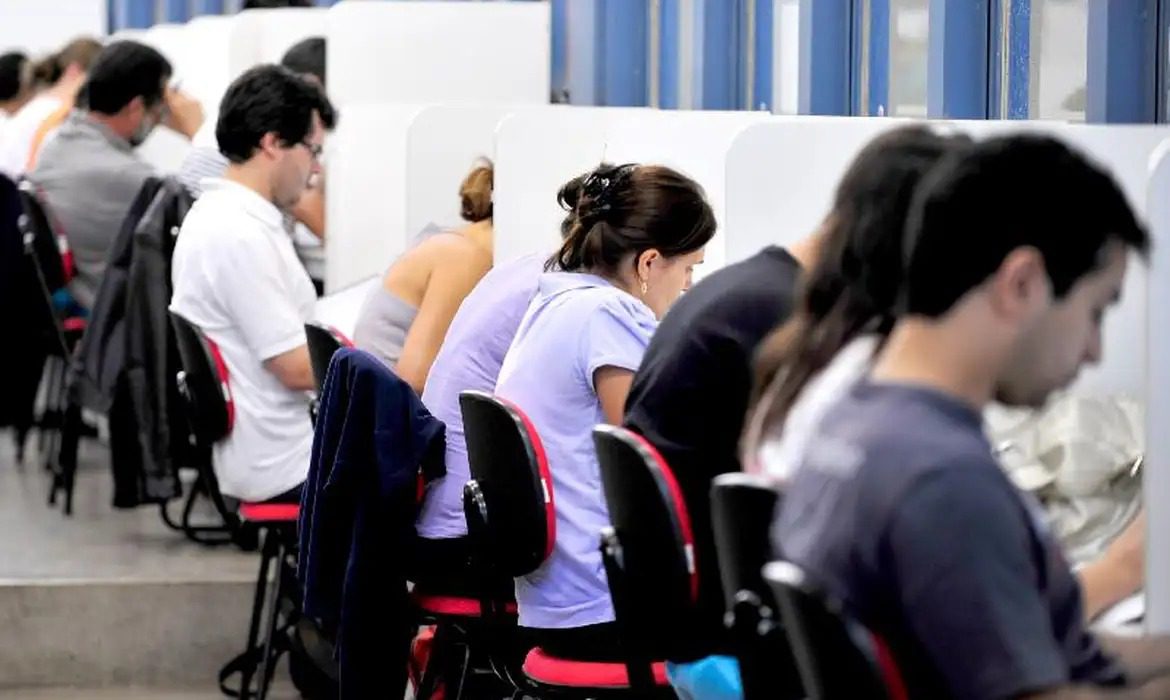 Governo do Rio Grande do Norte lança concurso com 565 vagas e salários até R$ 4,2 mil; confira edital