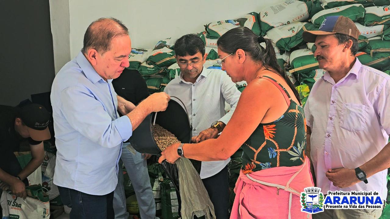 Prefeitura de Araruna realiza entrega de sementes a agricultores e fortalece produção rural