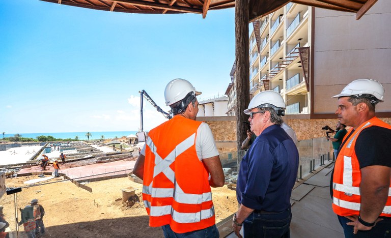 João Azevêdo visita obras do Polo Turístico Cabo Branco e acompanha ritmo das construções