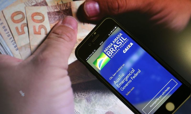 Auxílio Brasil começa a ser pago amanhã com valor médio de R$ 217 e incerteza sobre R$ 400