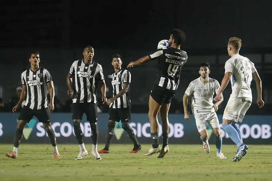 Botafogo perde para o Grêmio em noite de Suárez e é chamado de 'sem vergonha' pela torcida