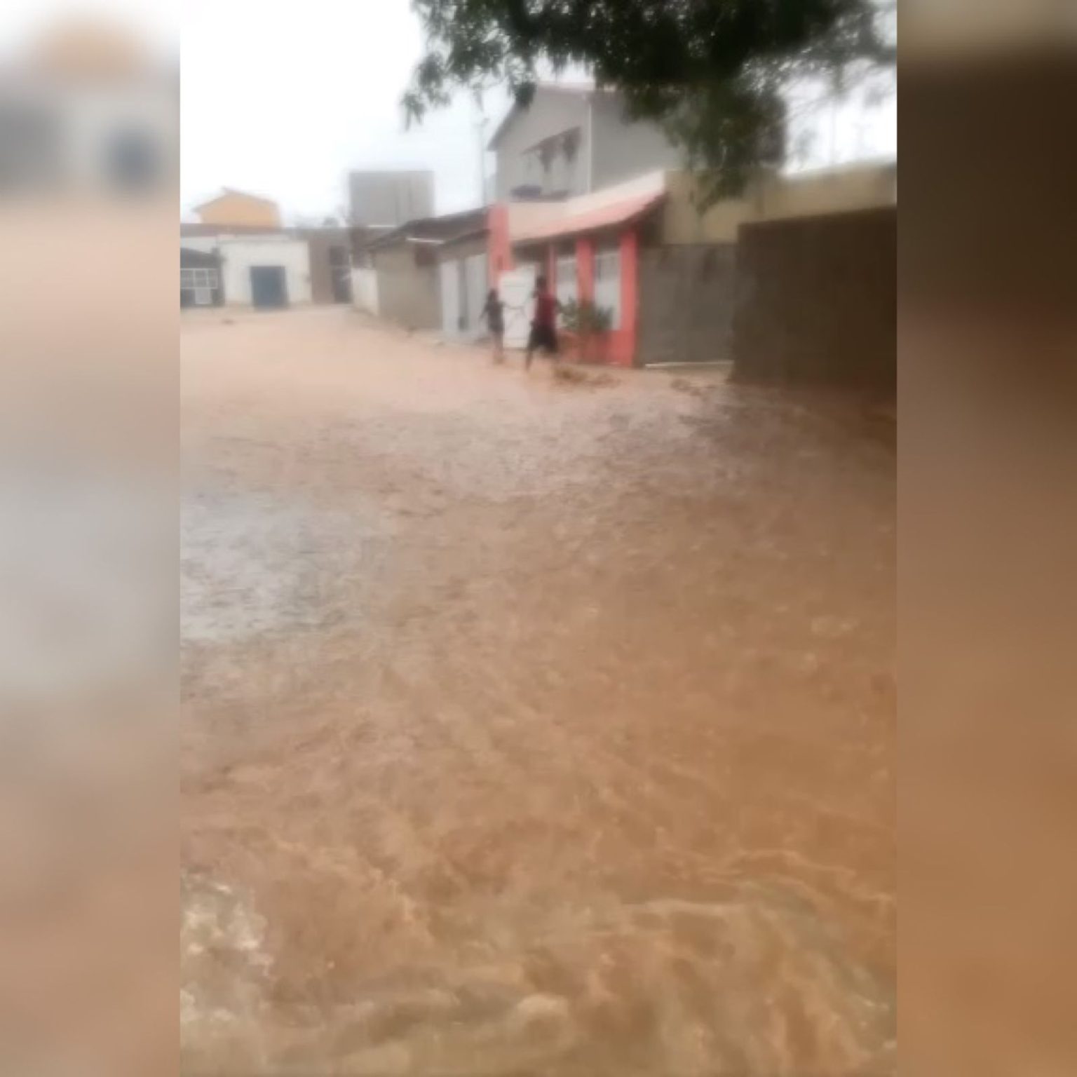 Chuvas atingem reservatórios, alagam ruas e deixam casas inundadas no interior da Paraíba