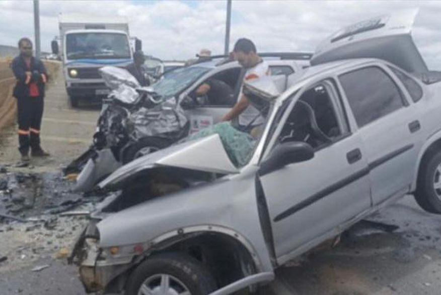 Colisão frontal entre dois carros deixa três mortos e dois feridos na BR-230, em Pocinhos
