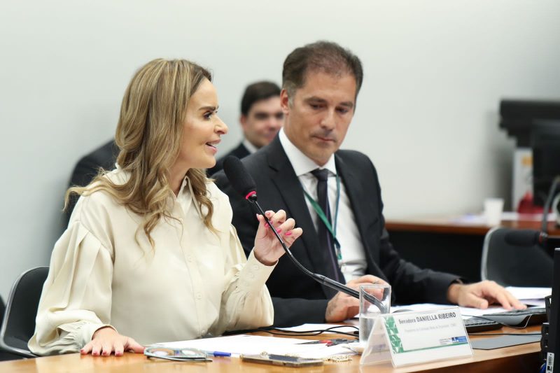 Daniella assume presidência da CMO e garante trabalho para ajudar o Brasil