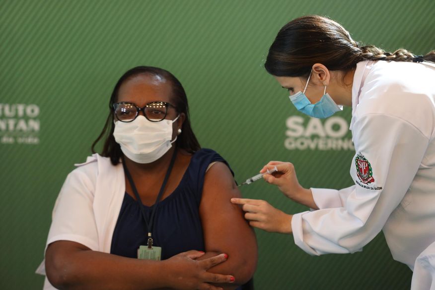 Enfermeira de São Paulo é primeira pessoa do país a tomar vacina contra a covid-19