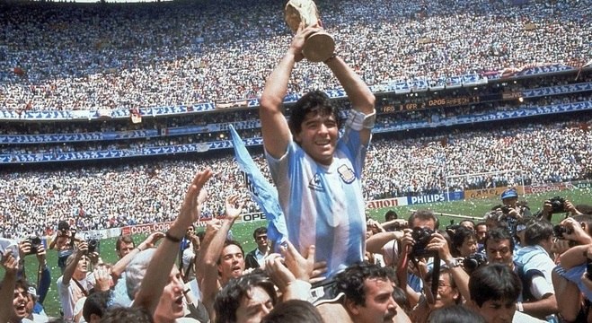 Morre Diego Maradona, maior ídolo do futebol argentino