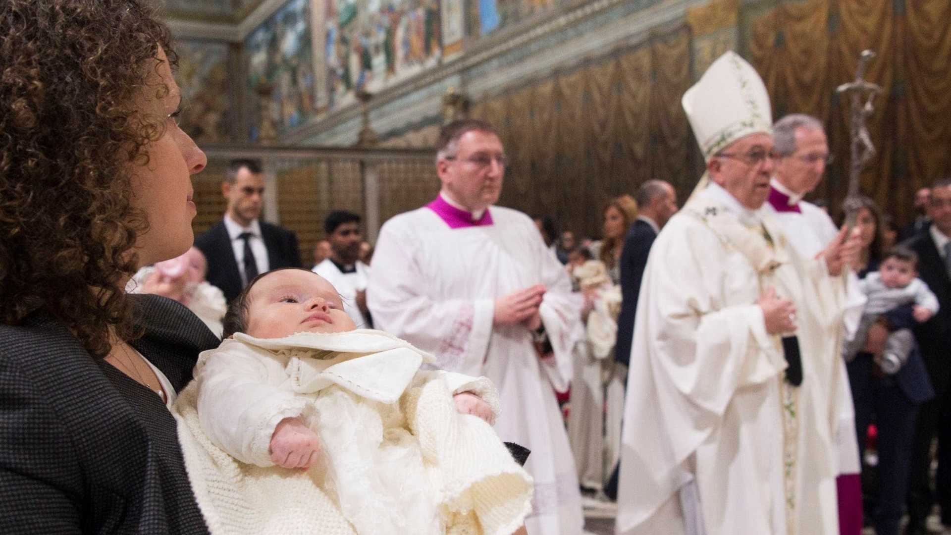 Papa defende amamentação em público: 'Linguagem de amor'