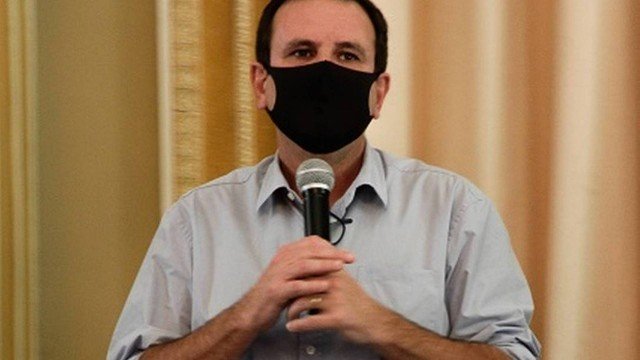 Prefeitura do Rio suspende o uso de máscaras em locais abertos a partir de amanhã; boates podem reabrir