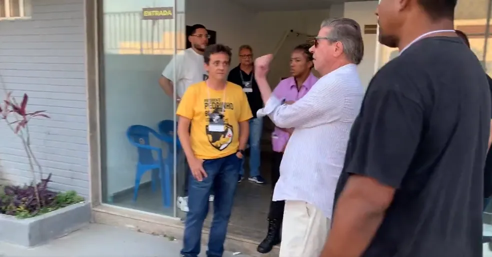 Presidente Jorge Salgado chega para votar em eleição, é vaiado e responde com 